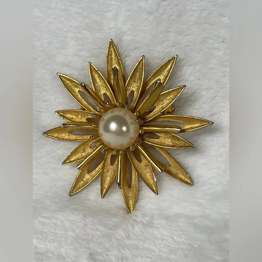 Vintage gold tone brooch large fake pearl